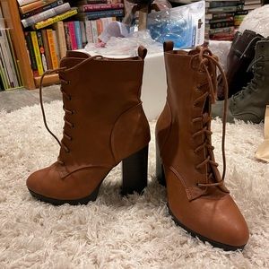 Wild Diva size 8 lace up zip up tan riding boots